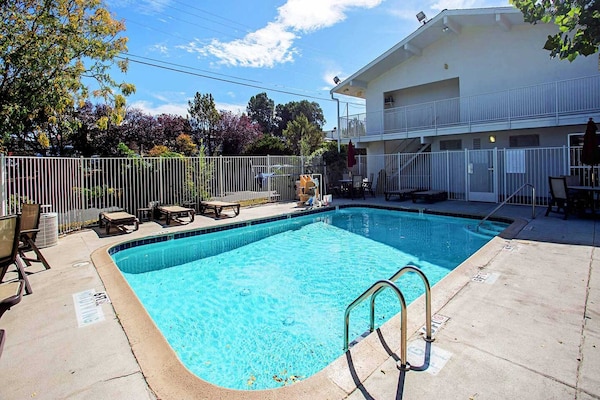 Foto van 1 tweepersoonsbed (Queensize) | Prescott - Vakantiehuis in Prescott - Pool