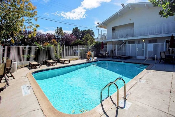 Foto van 1 tweepersoonsbed (Queensize) | Koelkast - Vakantiehuis in Prescott - Pool