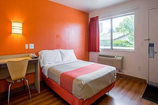 Foto van 1 tweepersoonsbed (Queensize) | Koelkast - Vakantiehuis in Prescott - BedRoom
