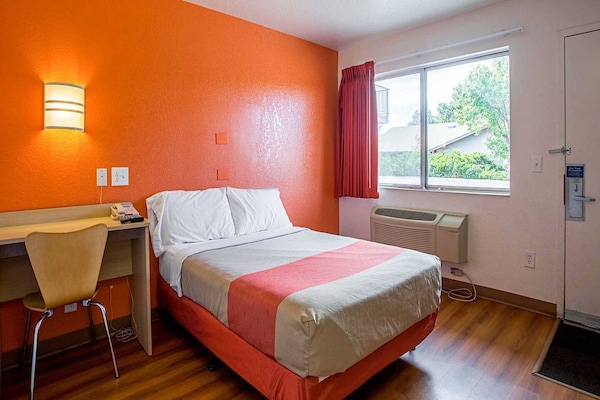 Foto van 1 tweepersoonsbed (Queensize) | Koelkast - Vakantiehuis in Prescott - BedRoom