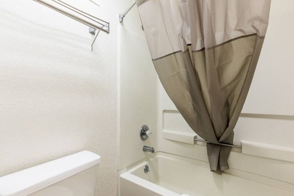 Foto van 1 kingsize bed Roken toegestaan,koelkast aanwezig - Vakantiehuis in COVINGTON - BedRoom