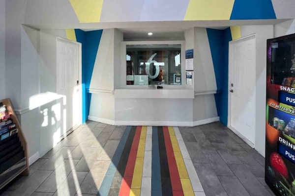 Foto van 1 kingsize bed | Badkuip met mobiele toegang | Keuken - FloorPlan