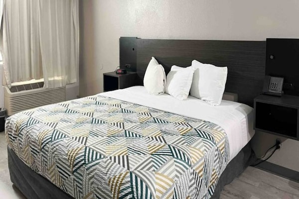 Foto van 1 kingsize bed | Badkuip met mobiele toegang | Keuken - BedRoom
