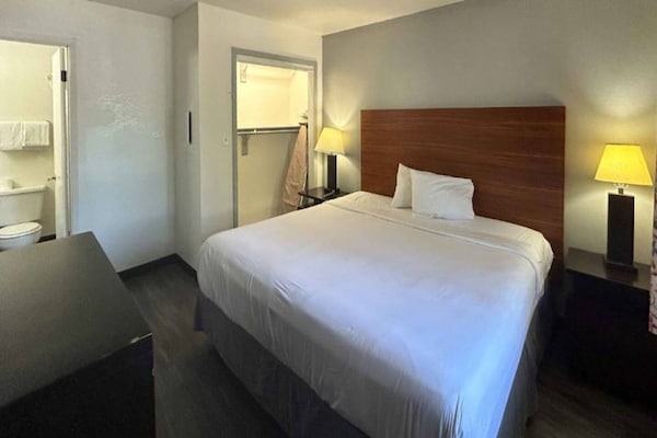 Foto van 1 tweepersoonsbed (queensize) | Niet-roken, koelkast (Micfridge) - BedRoom