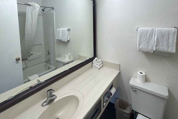 Foto van 1 kingsize bed | Rookvrij, koelkast - Vakantiehuis in Tempe - BathRoom