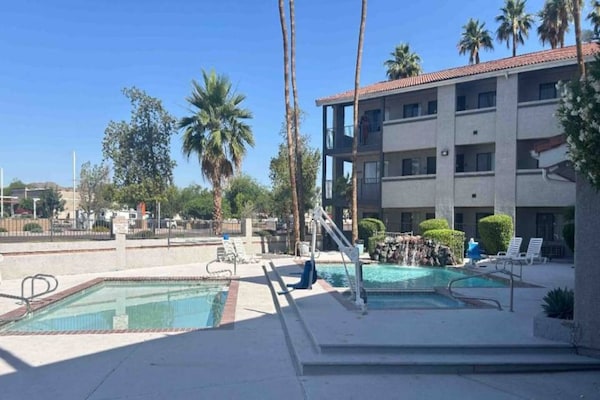 Foto van 1 kingsize bed | Rookvrij, koelkast - Vakantiehuis in Tempe - Pool