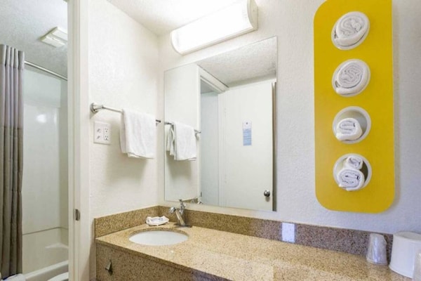 Foto van 1 tweepersoonsbed | Rolstoeltoegankelijke douche (conform ADA/RI) – Luchthaven Phoenix - BathRoom