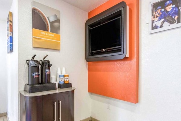 Foto van 1 tweepersoonsbed | Rolstoeltoegankelijke douche (conform ADA/RI) – Luchthaven Phoenix - FloorPlan