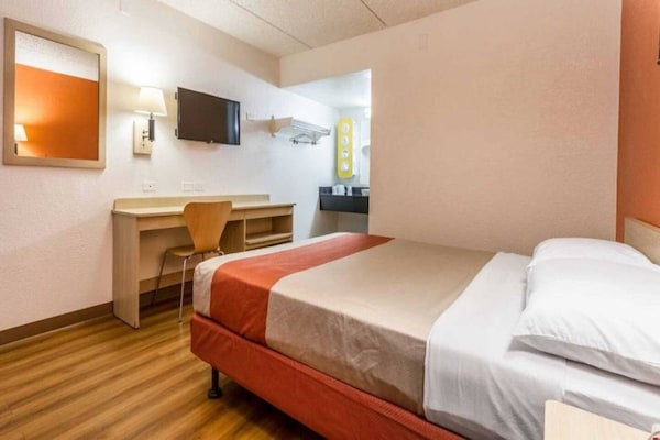 Foto van 1 tweepersoonsbed | Rolstoeltoegankelijke douche (conform ADA/RI) – Luchthaven Phoenix - BedRoom