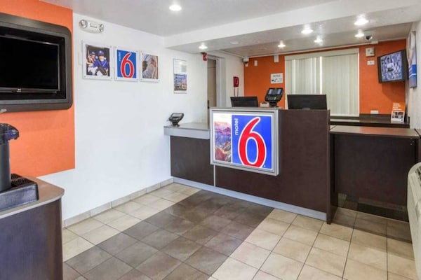 Foto van 1 tweepersoonsbed | Rolstoeltoegankelijk/badkuip – Luchthaven Phoenix - FloorPlan