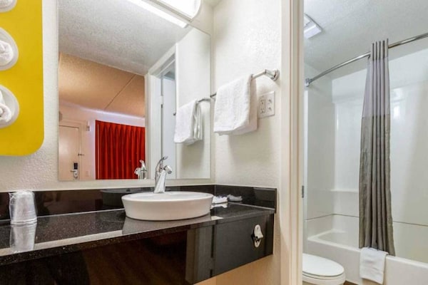 Foto van 1 tweepersoonsbed | Rolstoeltoegankelijk/badkuip – Luchthaven Phoenix - BathRoom