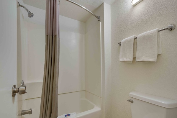 Foto van 1 tweepersoonsbed | Douche conform ADA/RI-normen - Vakantiehuis in Tempe - BathRoom