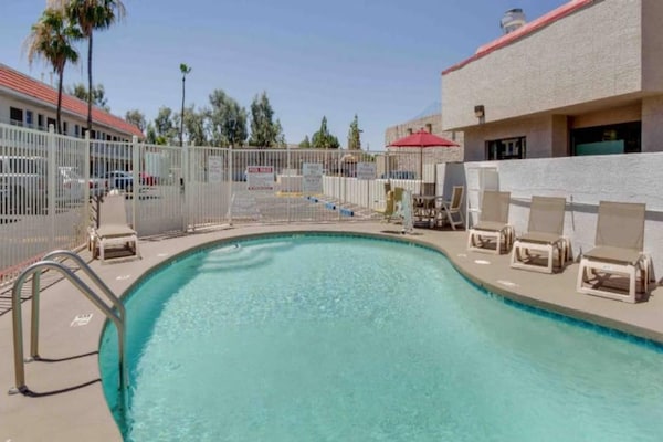 Foto van 1 tweepersoonsbed | Douche conform ADA/RI-normen - Vakantiehuis in Tempe - Pool