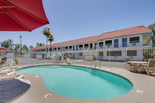 Foto van 1 tweepersoonsbed | Douche conform ADA/RI-normen - Vakantiehuis in Tempe - Pool