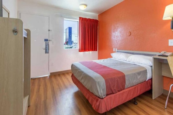 Foto van 1 tweepersoonsbed | Rolstoeltoegankelijke douche | Minikoelkast - BedRoom