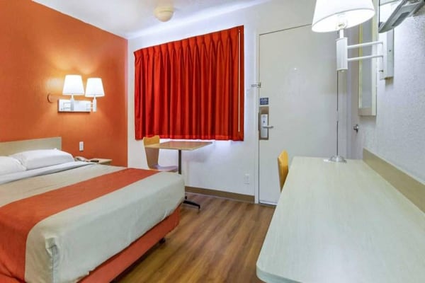 Foto van 1 tweepersoonsbed | Rolstoeltoegankelijke douche | Minikoelkast - BedRoom