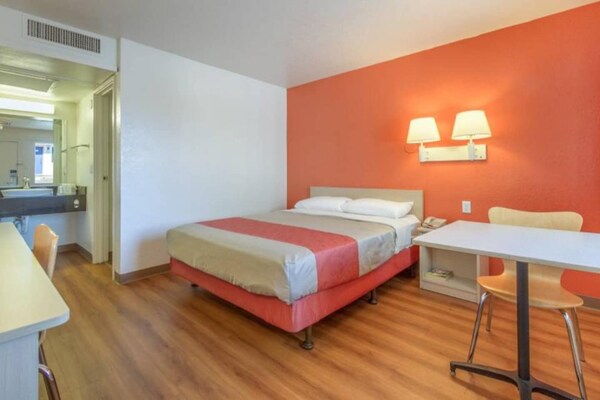 Foto van 1 tweepersoonsbed | Rolstoeltoegankelijke douche | Minikoelkast - BedRoom