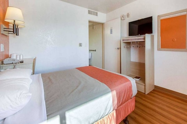Foto van 1 tweepersoonsbed | Toegankelijk voor mindervaliden / Badkuip / Minikoelkast - BedRoom