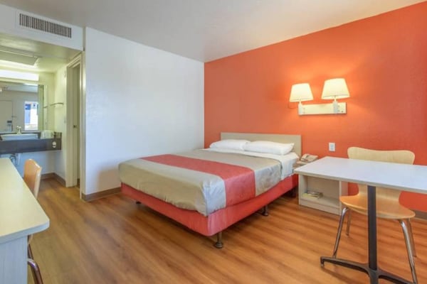 Foto van 1 tweepersoonsbed | Toegankelijk voor mindervaliden / Badkuip / Minikoelkast - BedRoom