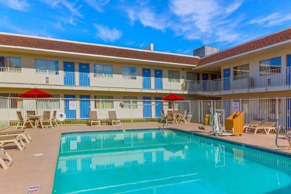 Foto van 1 tweepersoonsbed (Queensize) | Phoenix - Vakantiehuis in Phoenix - Pool