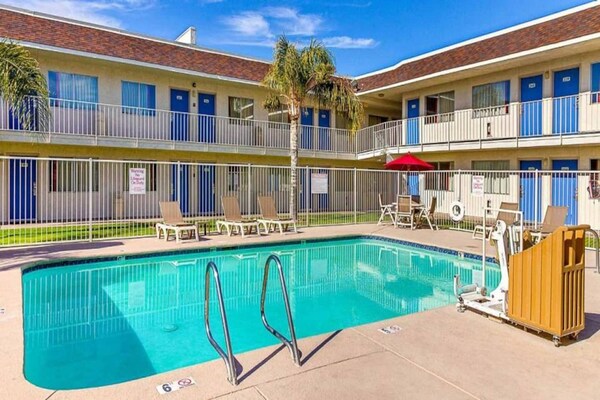 Foto van 1 tweepersoonsbed (Queensize) | Phoenix - Vakantiehuis in Phoenix - Pool