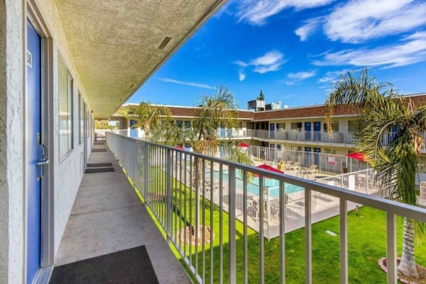 Foto van 1 tweepersoonsbed (Queensize) | Phoenix - Vakantiehuis in Phoenix - Pool