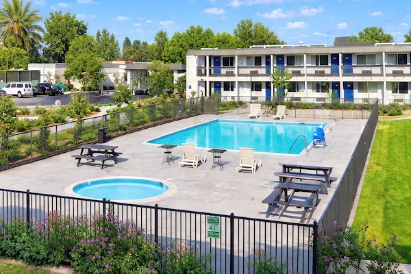 Foto van 1 kingsize bed | Rookvrij - Vakantiehuis in Claremont - HotelSwimmingPool