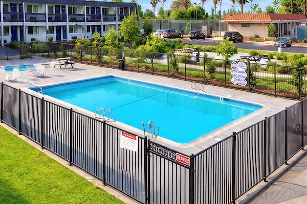 Foto van 1 kingsize bed | Rookvrij - Vakantiehuis in Claremont - HotelSwimmingPool