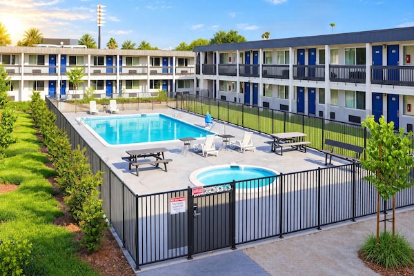 Foto van 1 kingsize bed | Rookvrij - Vakantiehuis in Claremont - HotelSwimmingPool