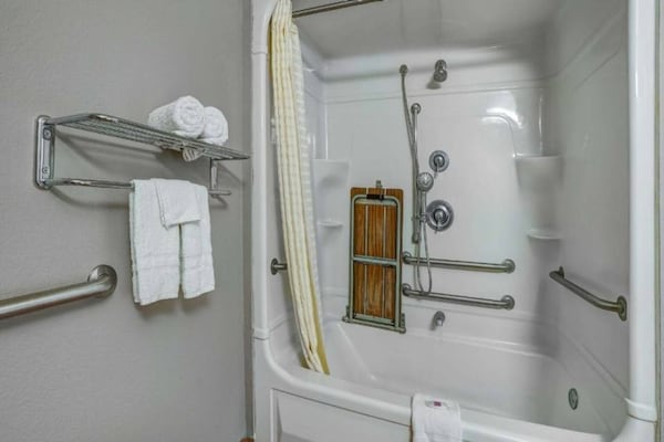 Foto van 1 tweepersoonsbed (queensize) | Toegankelijk, koelkast, NSMK - BathRoom