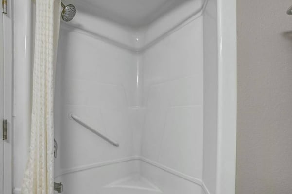 Foto van 1 tweepersoonsbed (queensize) | Toegankelijk, koelkast, NSMK - BathRoom