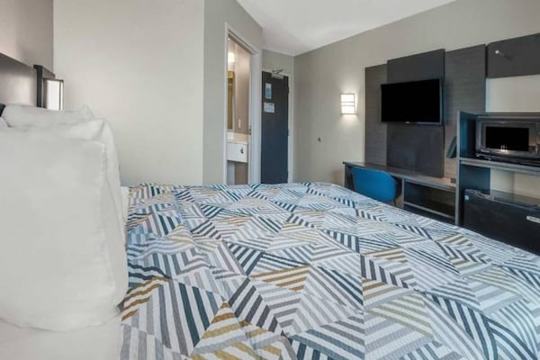 Foto van 1 tweepersoonsbed (queensize) | Toegankelijk, koelkast, NSMK - BedRoom