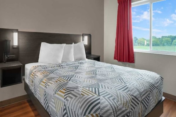 Foto van 1 tweepersoonsbed (queensize) | Toegankelijk, koelkast, NSMK - BedRoom