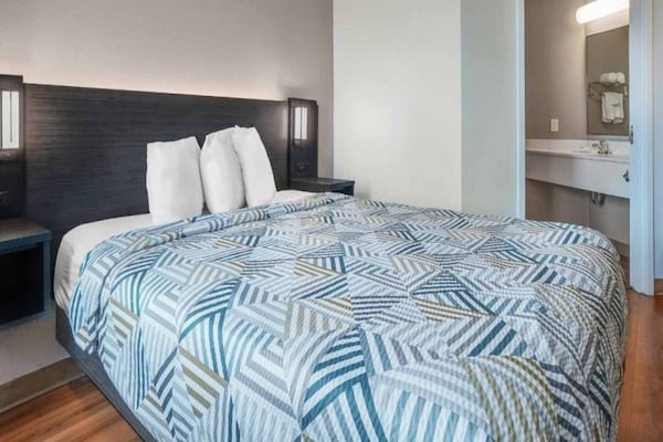 Foto van 1 tweepersoonsbed (queensize) | Toegankelijk, koelkast, NSMK - BedRoom