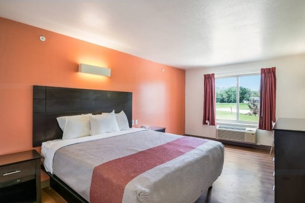 Foto van 1 kingsize bed | Badkuip met mobiele toegang Nsmk Micfridg - BedRoom