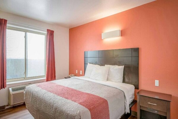 Foto van 1 kingsize bed | Rookvrij, koelkast - Vakantiehuis in Peoria IL - Facilities