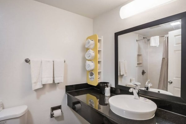 Foto van 1 kingsize bed | Rookvrij, koelkast - Vakantiehuis in Peoria IL - Facilities