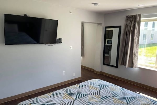 Foto van 1 tweepersoonsbed (queensize) | Toegankelijk voor mindervaliden (ADA/RI): douche, keuken en toilet - BedRoom