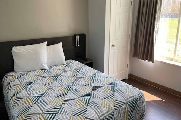 Foto van 1 tweepersoonsbed (queensize) | Toegankelijk voor mindervaliden (ADA/RI): douche, keuken en toilet - BedRoom