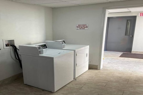 Foto van 1 tweepersoonsbed (queensize) | Toegankelijk voor mindervaliden (ADA/RI): douche, keuken en toilet - Facilities
