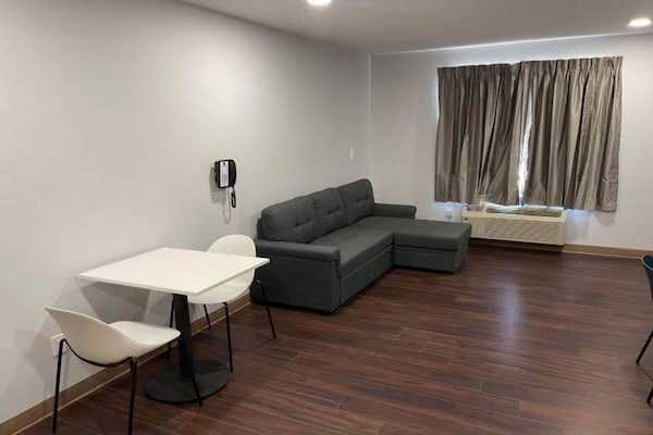 Foto van 1 tweepersoonsbed (queensize) | Toegankelijk voor mindervaliden (ADA/RI): douche, keuken en toilet - Facilities