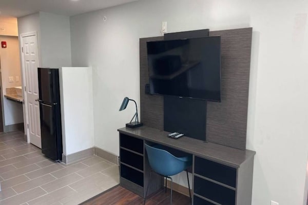 Foto van 1 tweepersoonsbed (queensize) | Toegankelijk voor mindervaliden (ADA/RI): douche, keuken en toilet - Kitchen