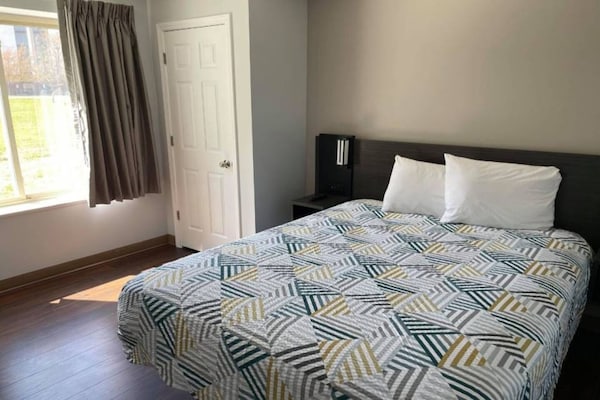 Foto van 1 tweepersoonsbed (queensize) | Toegankelijk voor mindervaliden (ADA/RI): douche, keuken en toilet - BedRoom