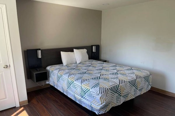 Foto van 1 tweepersoonsbed (queensize) | Toegankelijk voor mindervaliden (ADA/RI): douche, keuken en toilet - BedRoom