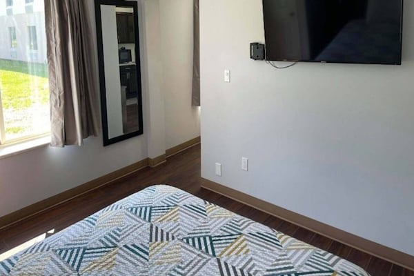 Foto van 1 tweepersoonsbed (queensize) | Toegankelijk voor mindervaliden (ADA/RI): douche, keuken en toilet - BedRoom