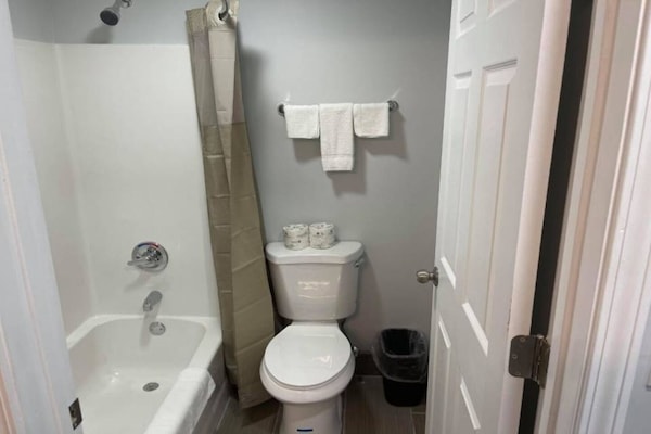 Foto van 1 tweepersoonsbed (queensize) | Rookvrij, slaapbank - BathRoom