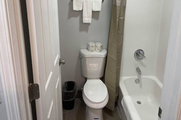 Foto van 1 tweepersoonsbed (queensize) | Rookvrij, slaapbank - BathRoom