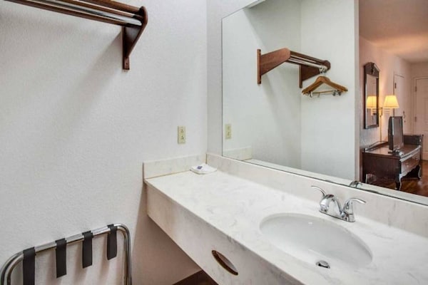 Foto van 1 kingsize bed | Mobiliteit | Badkuip, NSMK - Vakantiehuis in White House - BathRoom
