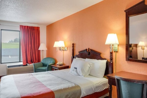 Foto van 1 kingsize bed | Mobiliteit | Badkuip, NSMK - Vakantiehuis in White House - Facilities