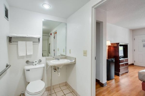 Foto van 1 kingsize bed | Mobiliteit | Badkuip, NSMK - Vakantiehuis in White House - Facilities
